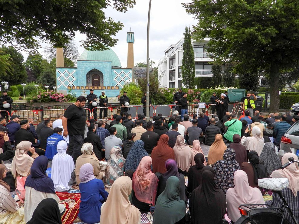 Kniende Menschen vor der Blauen Moschee