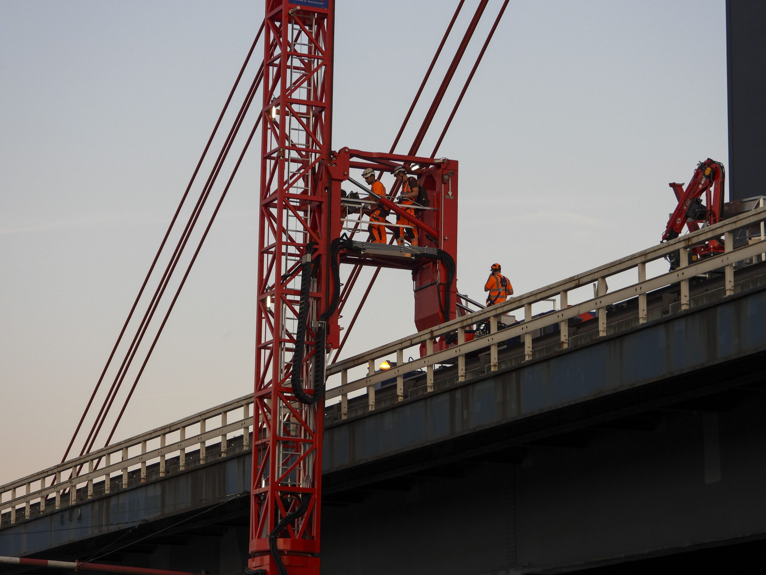 Zwei Wochen lang wurde die Norderelbbrücke im Sommer 2024 untersucht und gewartet.