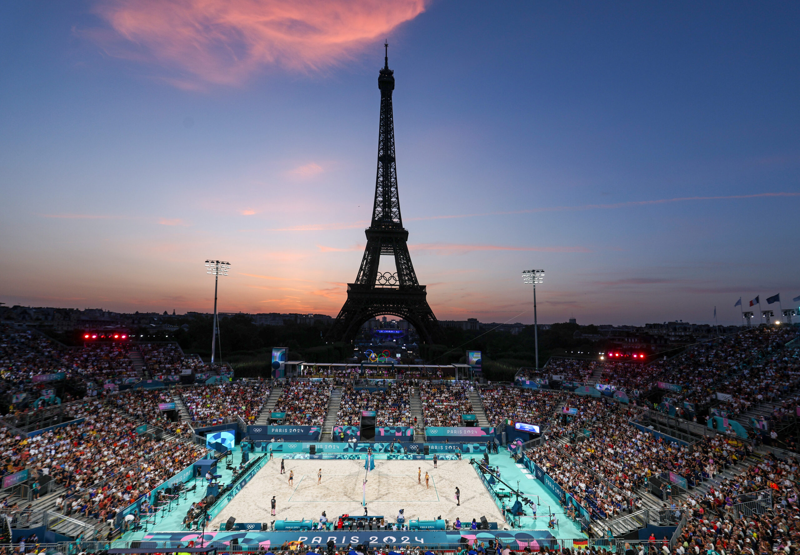 Beachvolleyball unter dem Eiffelturm