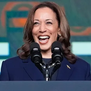 Kamala Harris hat sich in einer Online-Abstimmung die Position als Präsidentschaftskandidatin der Demokratischen Partei gesichert.