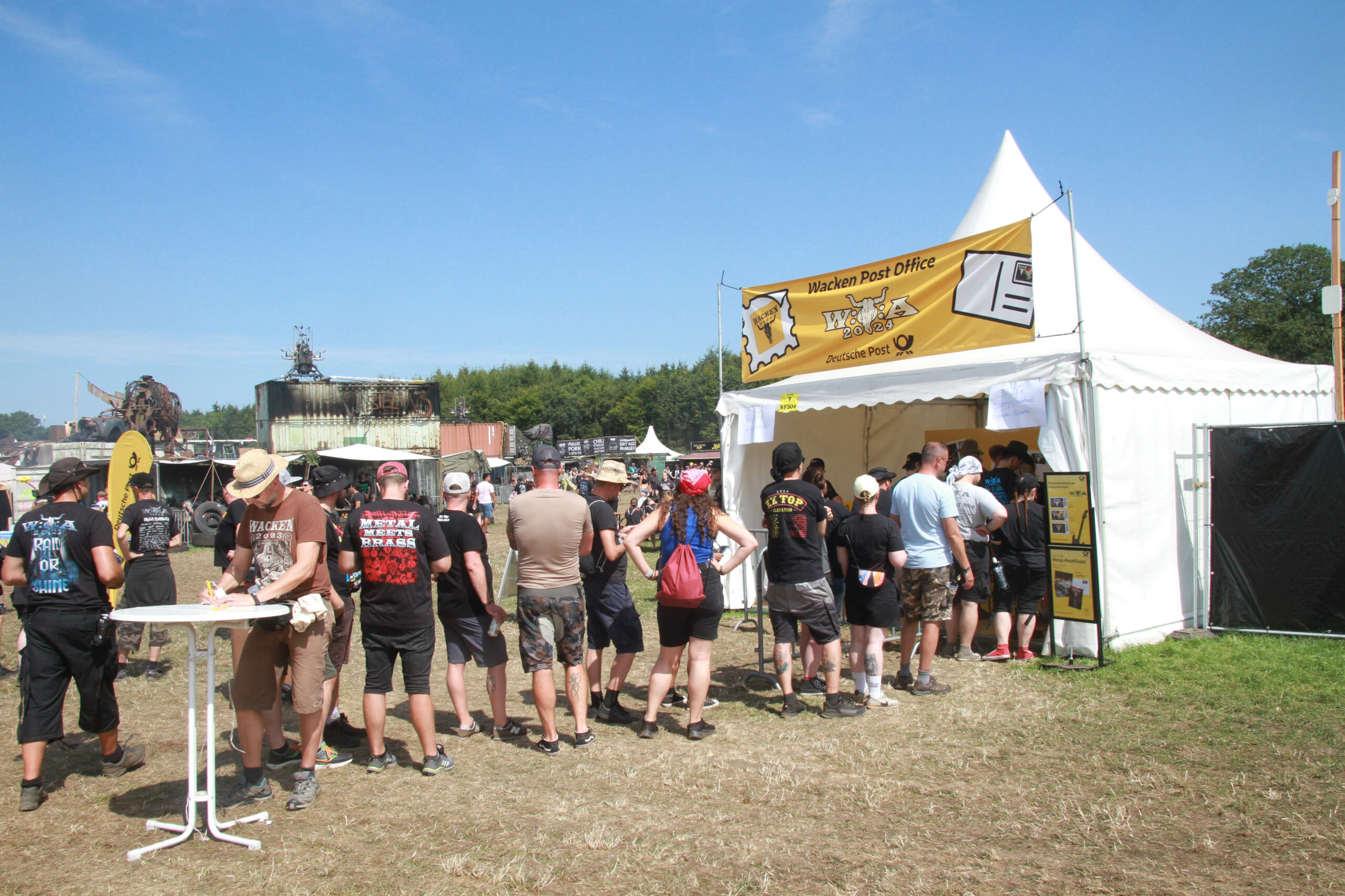 Festival-Besucher stehen vor dem „Wacken Post Office“.