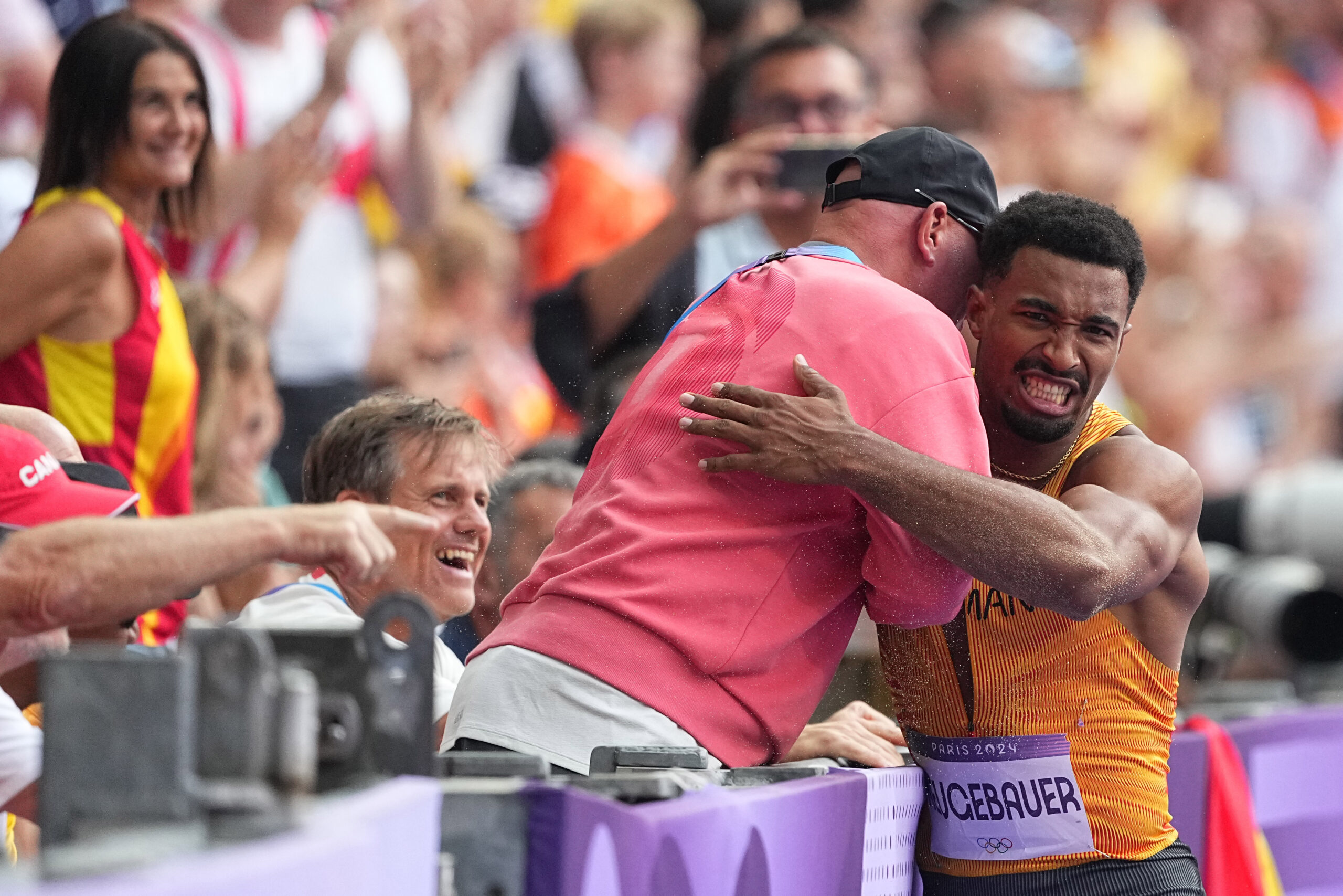 Leo Neugebauer jubelt mit Trainer