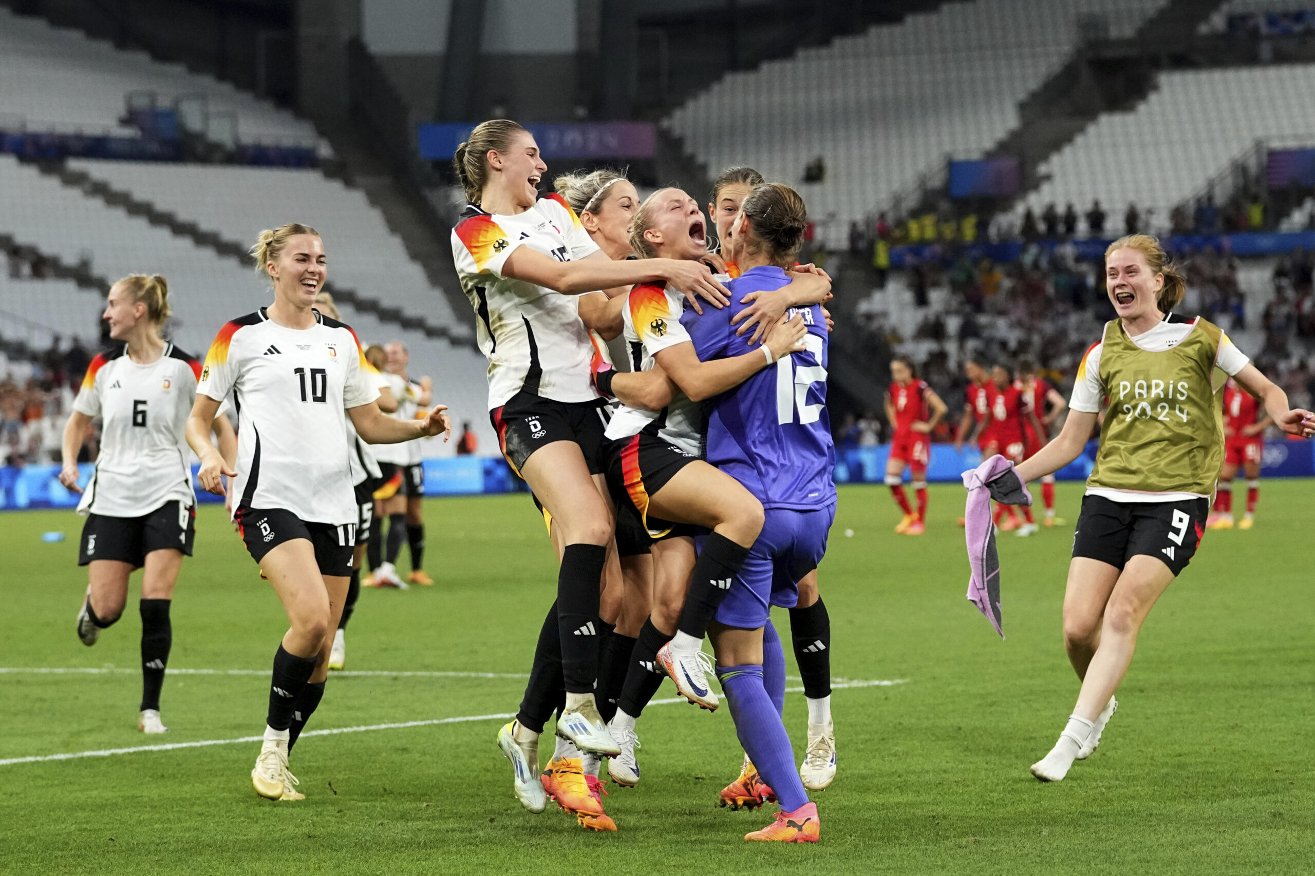 Die deutschen Fußballfrauen feiern Keeperin Ann-Katrin Berger