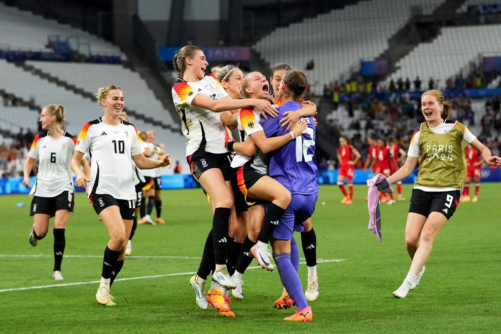 Die deutschen Fußballfrauen feiern Keeperin Ann-Katrin Berger