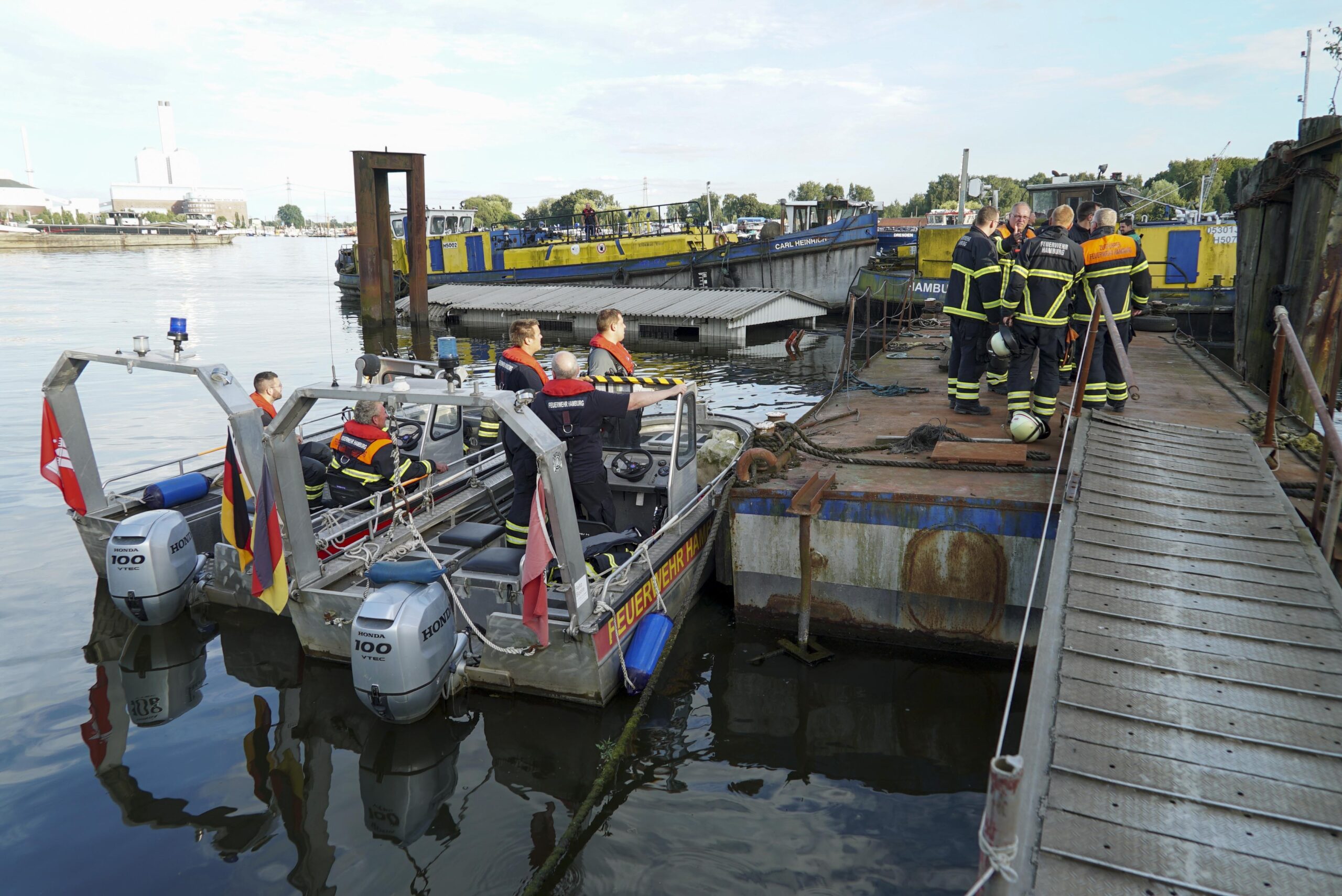 Die Feuerwehr ist im Hafen im Einsatz.