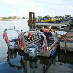 Die Feuerwehr ist im Hafen im Einsatz.