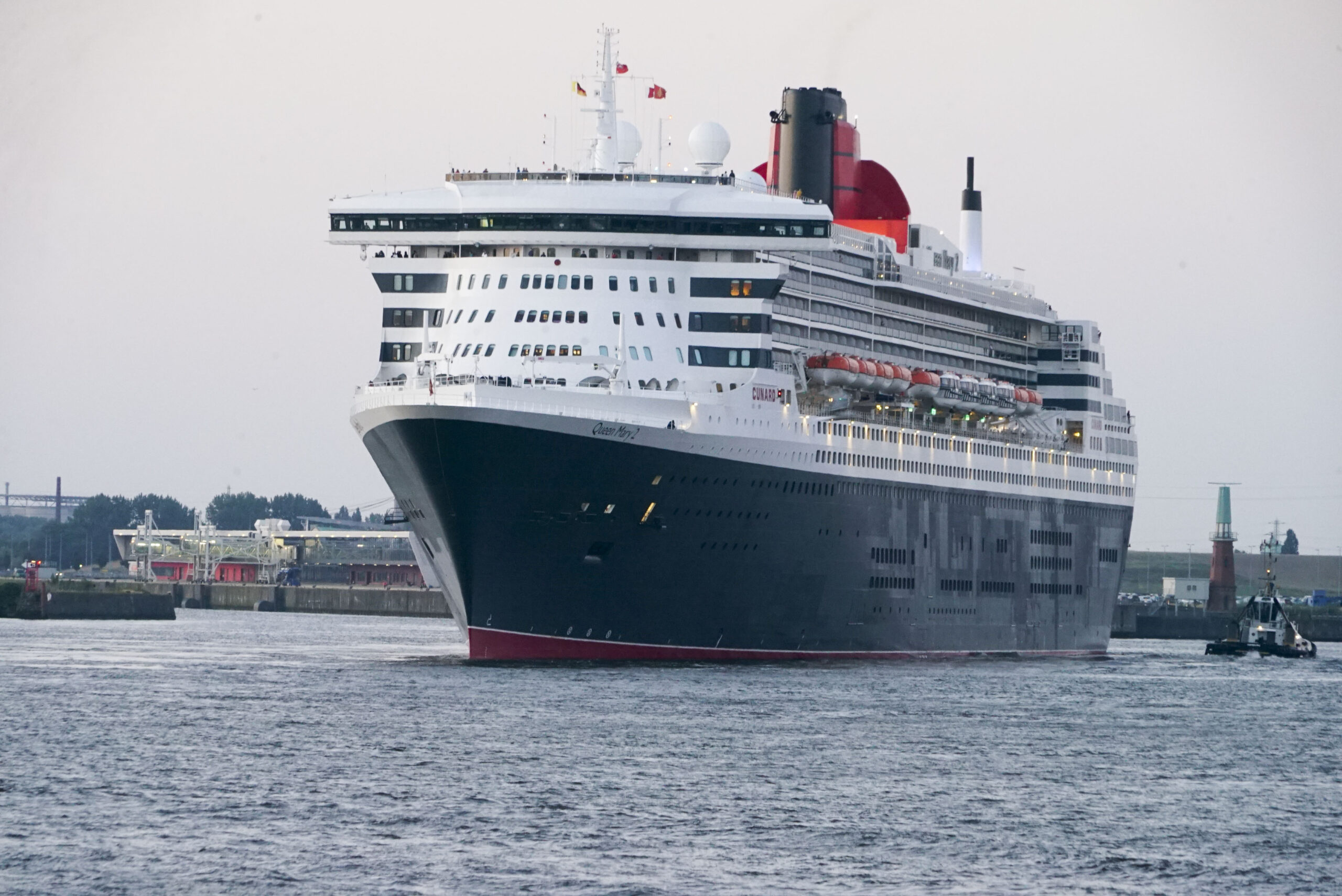 Das Kreuzfahrtschiff „Queen Mary 2“ beim Einlaufen in den Hamburger Hafen.