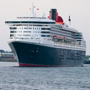 Das Kreuzfahrtschiff „Queen Mary 2“ beim Einlaufen in den Hamburger Hafen.