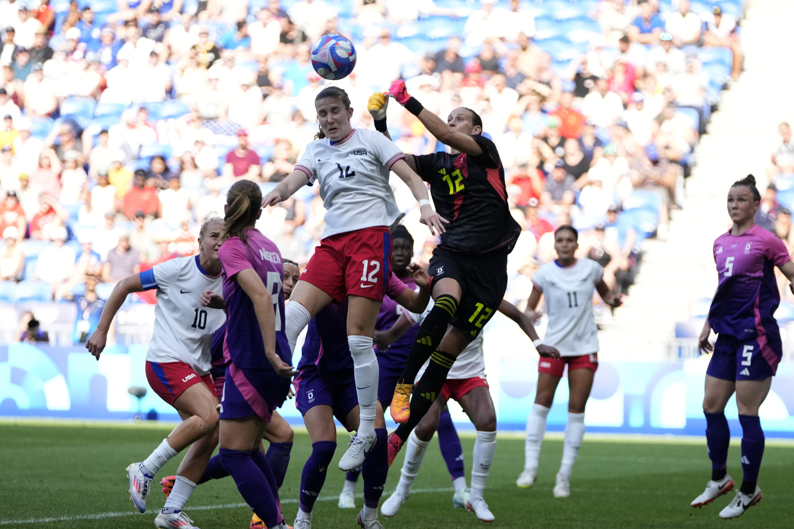 Kampf um den Ball vor dem Tor von Ann-Katrin Berger.