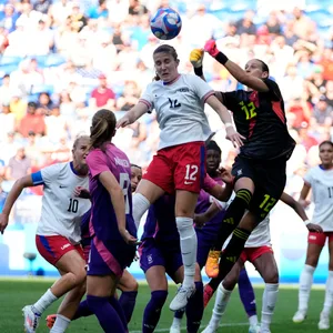 Kampf um den Ball vor dem Tor von Ann-Katrin Berger.
