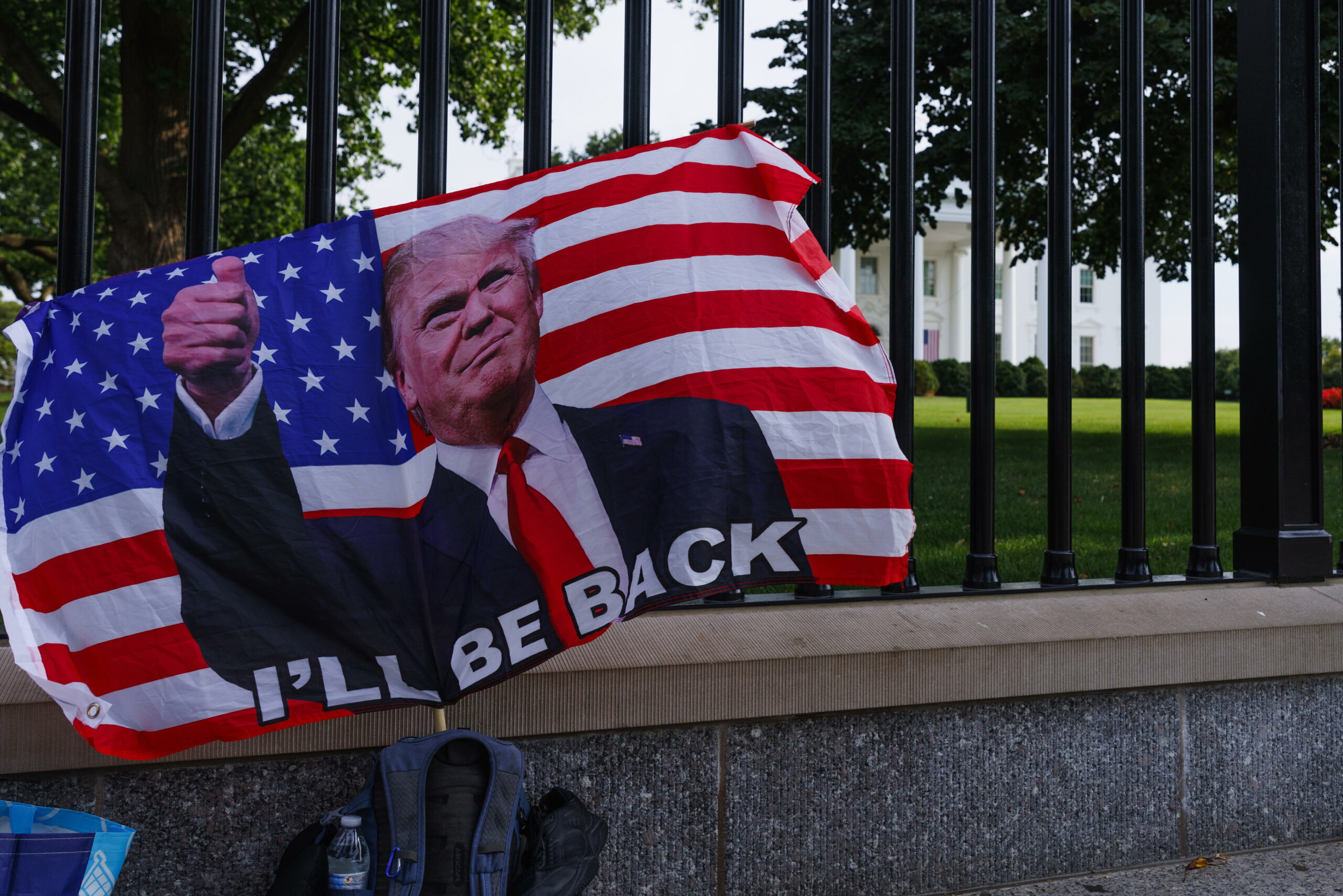 Flagge mit Trump und "I'll be back"