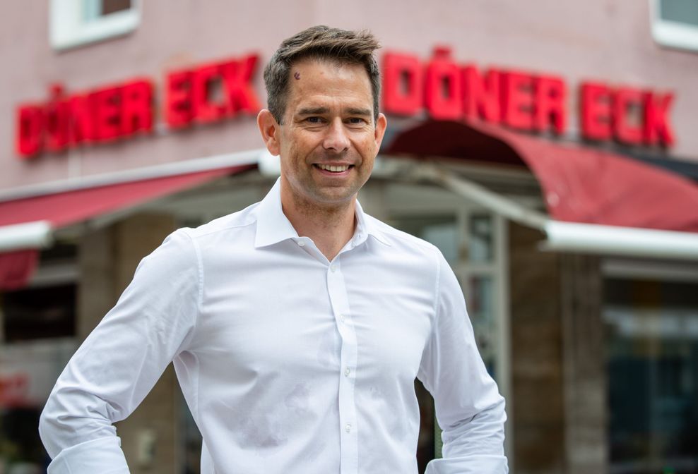 Stadtrat Christoph Troßbach (CDU), steht in der Heilbronner Innenstadt vor einer Dönerbude.