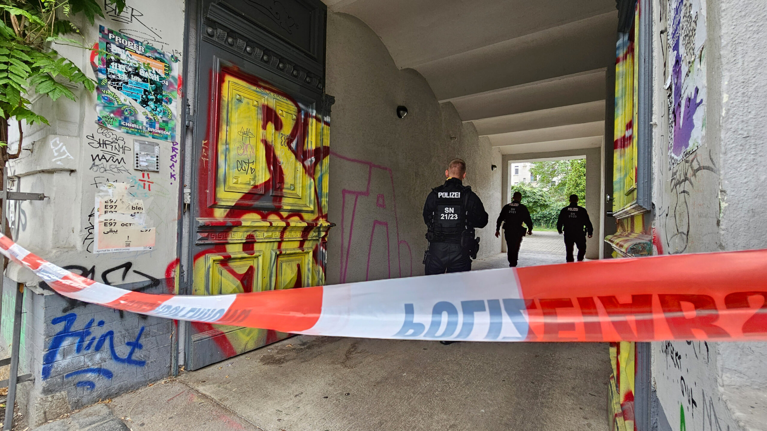 Polizisten durchsuchen Wohnung