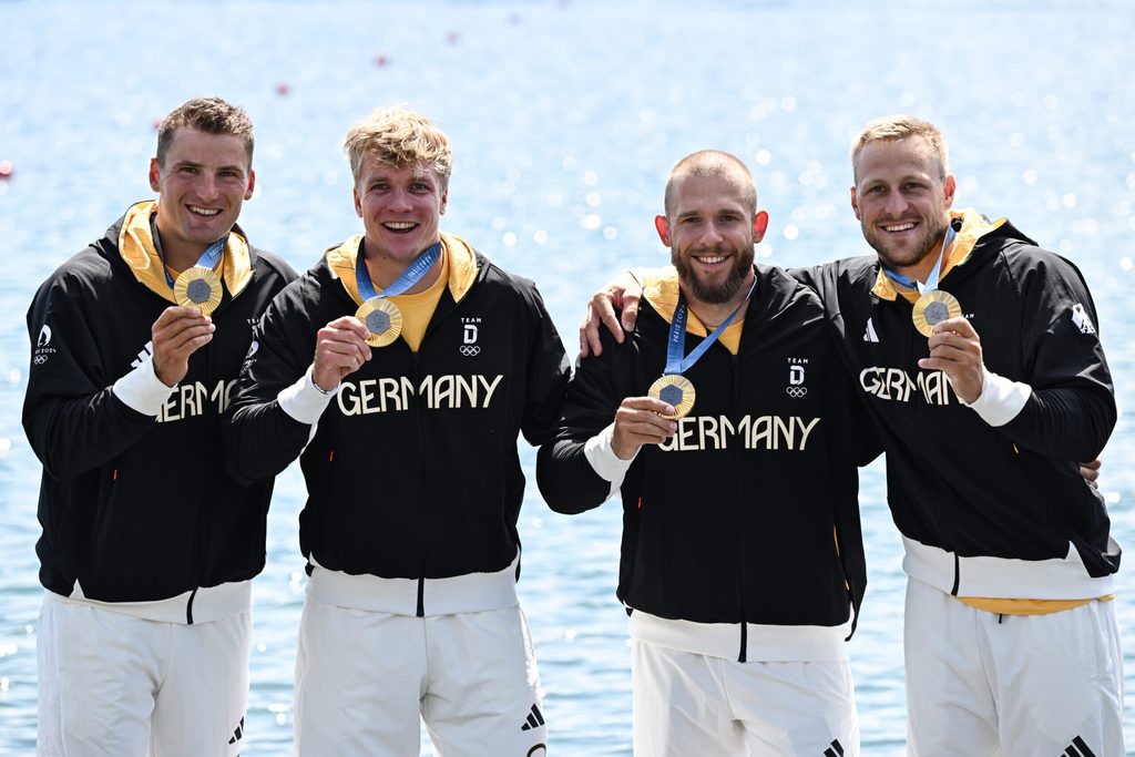Der deutsche Kajak-Vierer feiert die Goldmedaille in Paris