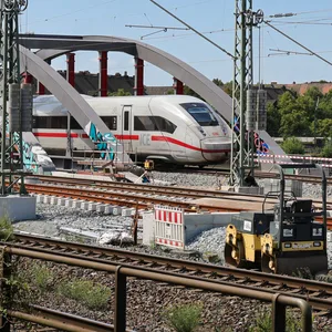 Zug fährt über eine Brücke