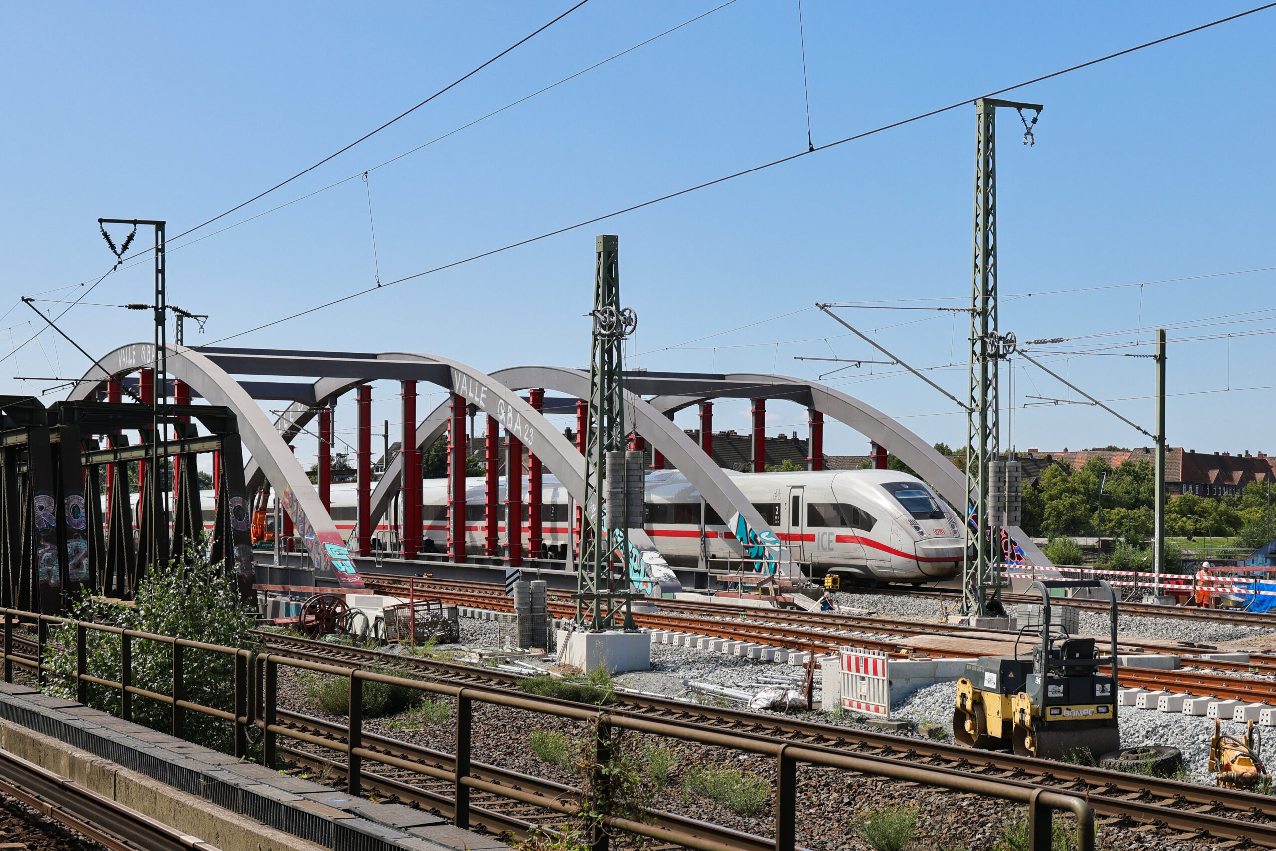 Ein ICE fährt über eine Bahnbrücke an einer Brückenbaustelle am S-Bahnhof Veddel.