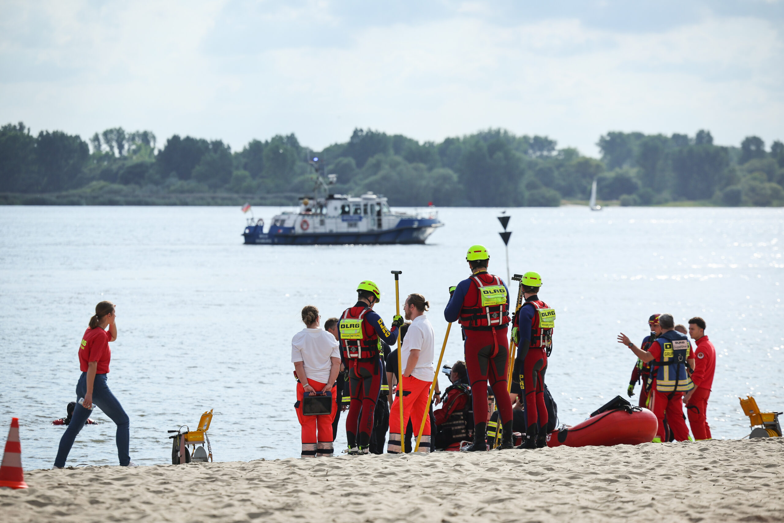 Großaufgebot sucht nach Kind in der Elbe