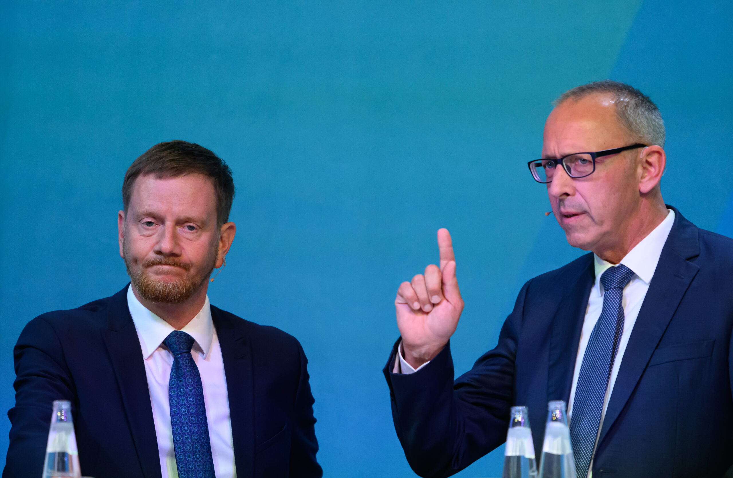 Michael Kretschmer (CDU, l), Ministerpräsident von Sachsen, und Jörg Urban, Vorsitzender der AfD in Sachsen, im den letzten Zügen des Sächsischen Wahlkampfes.