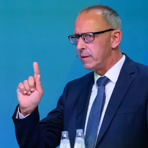 Michael Kretschmer (CDU, l), Ministerpräsident von Sachsen, und Jörg Urban, Vorsitzender der AfD in Sachsen, im den letzten Zügen des Sächsischen Wahlkampfes.