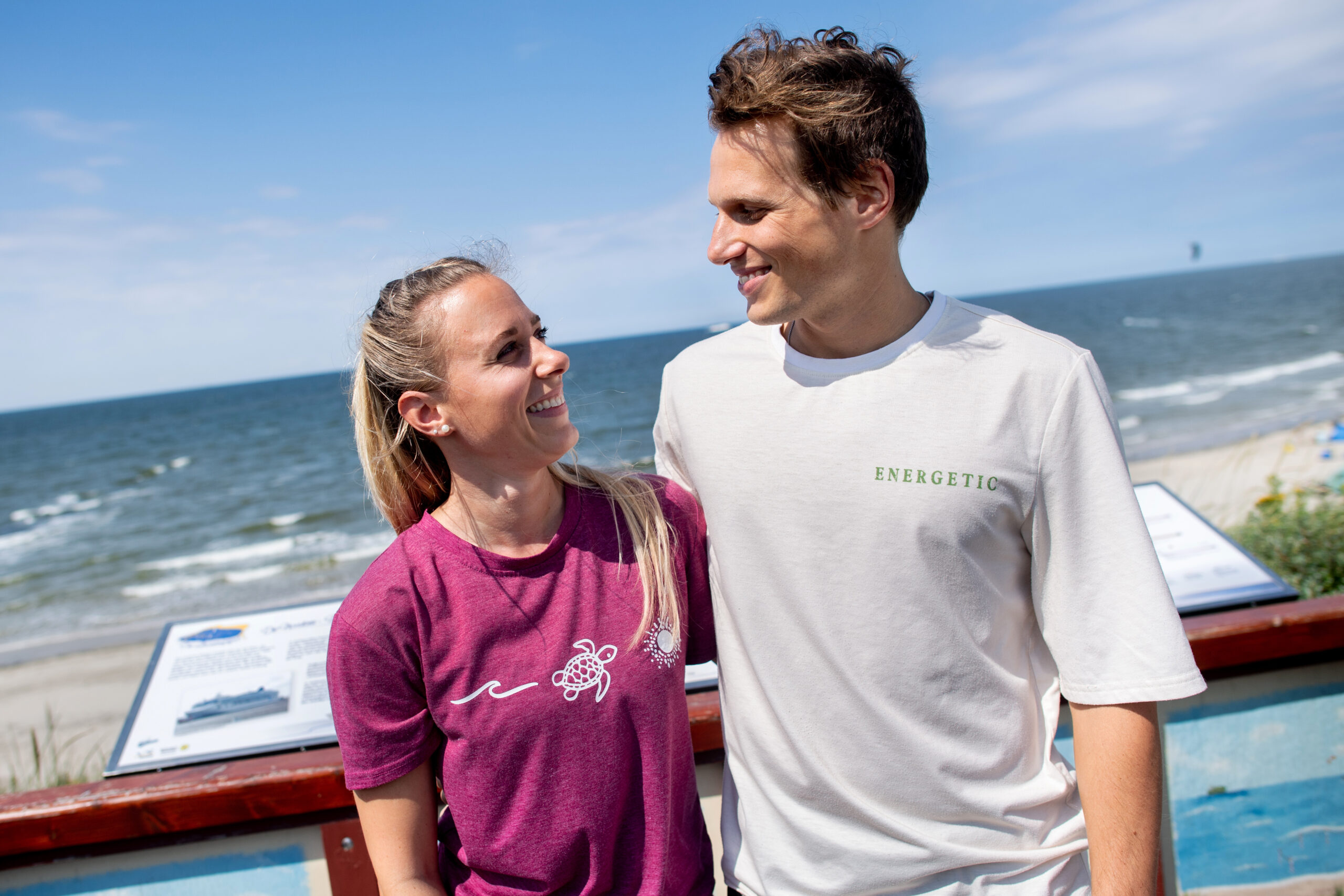 Vivien Wolfs und Kilian Stegmann stehen auf einer Aussichtsplattform am Strand der Insel.