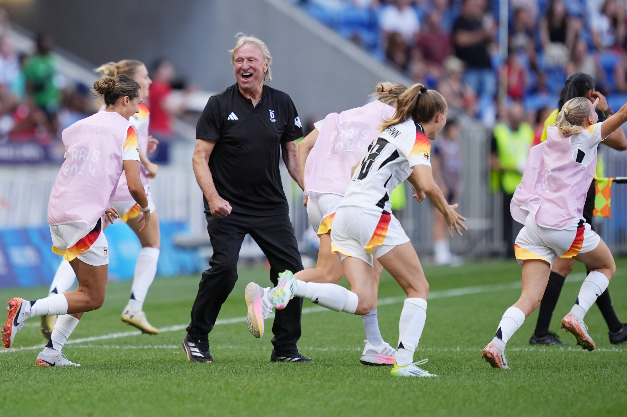 Horst Hrubesch bejubelt den Sieg seiner DFB-Frauen