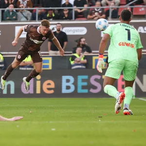 Johannes Eggestein köpft ein Tor gegen Bergamo