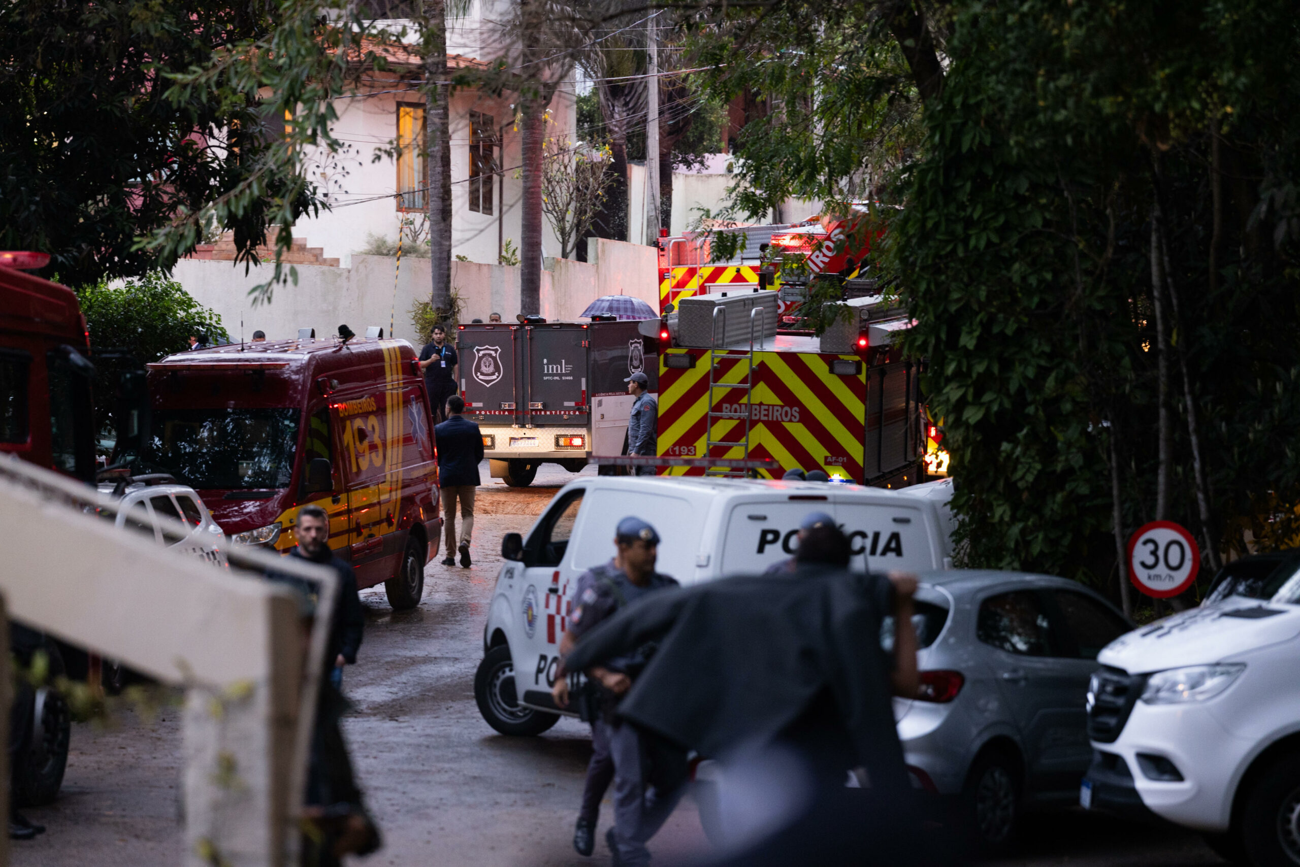 Polizei und Feuerwehr sind nahe der Unglücksstelle im Einsatz. Bei dem Flugzeugabsturz in einem Wohngebiet von São Paolo kamen 61 Menschen ums Leben.