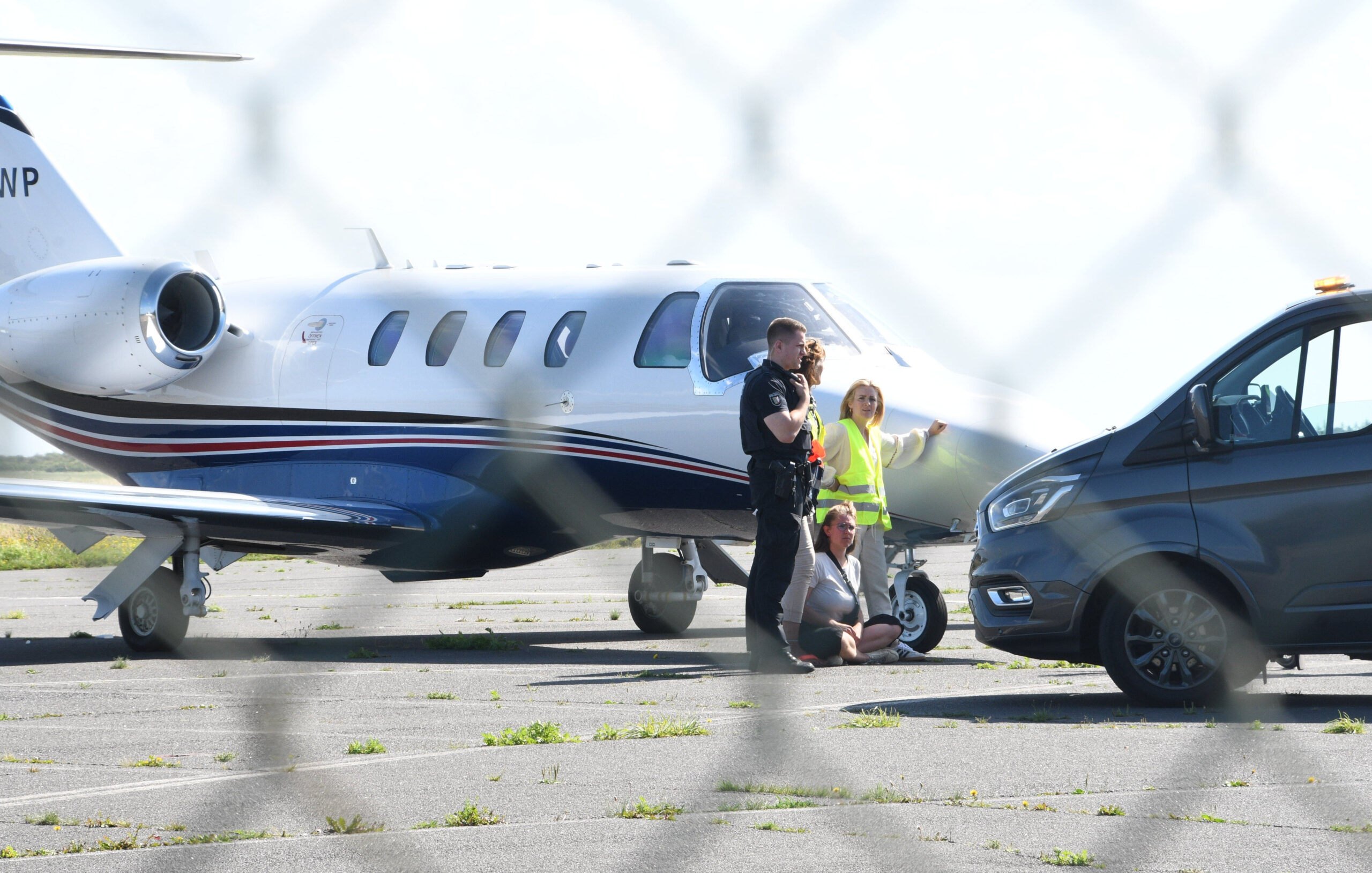 Zwei Aktivistinnen der „Letzten Generation“ haben sich neben einem Privatjet aufs Rollfeld des Sylter Flughafens geklebt.