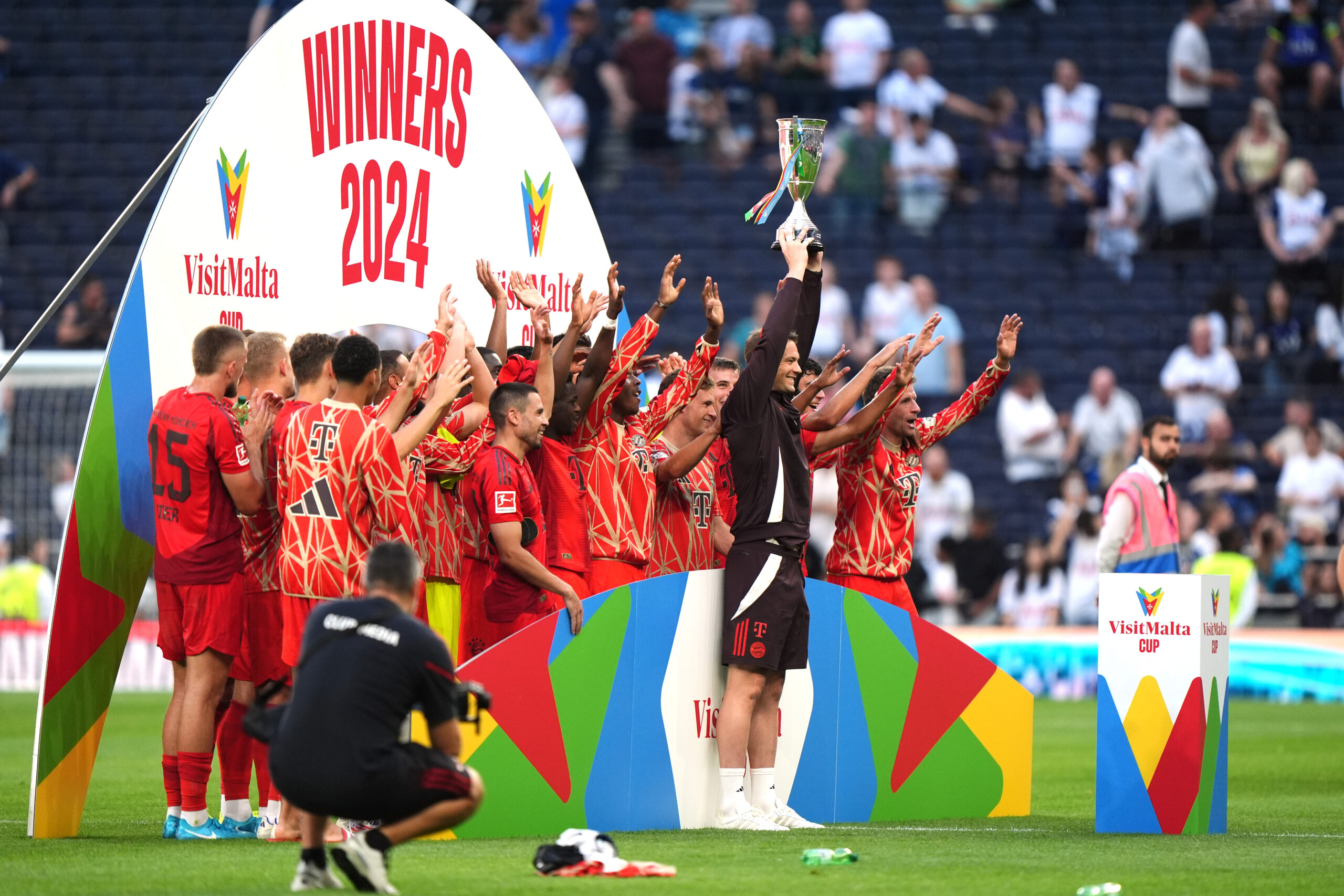 Bayern München feiert den Titelgewinn beim „Visit-Malta-Cup“