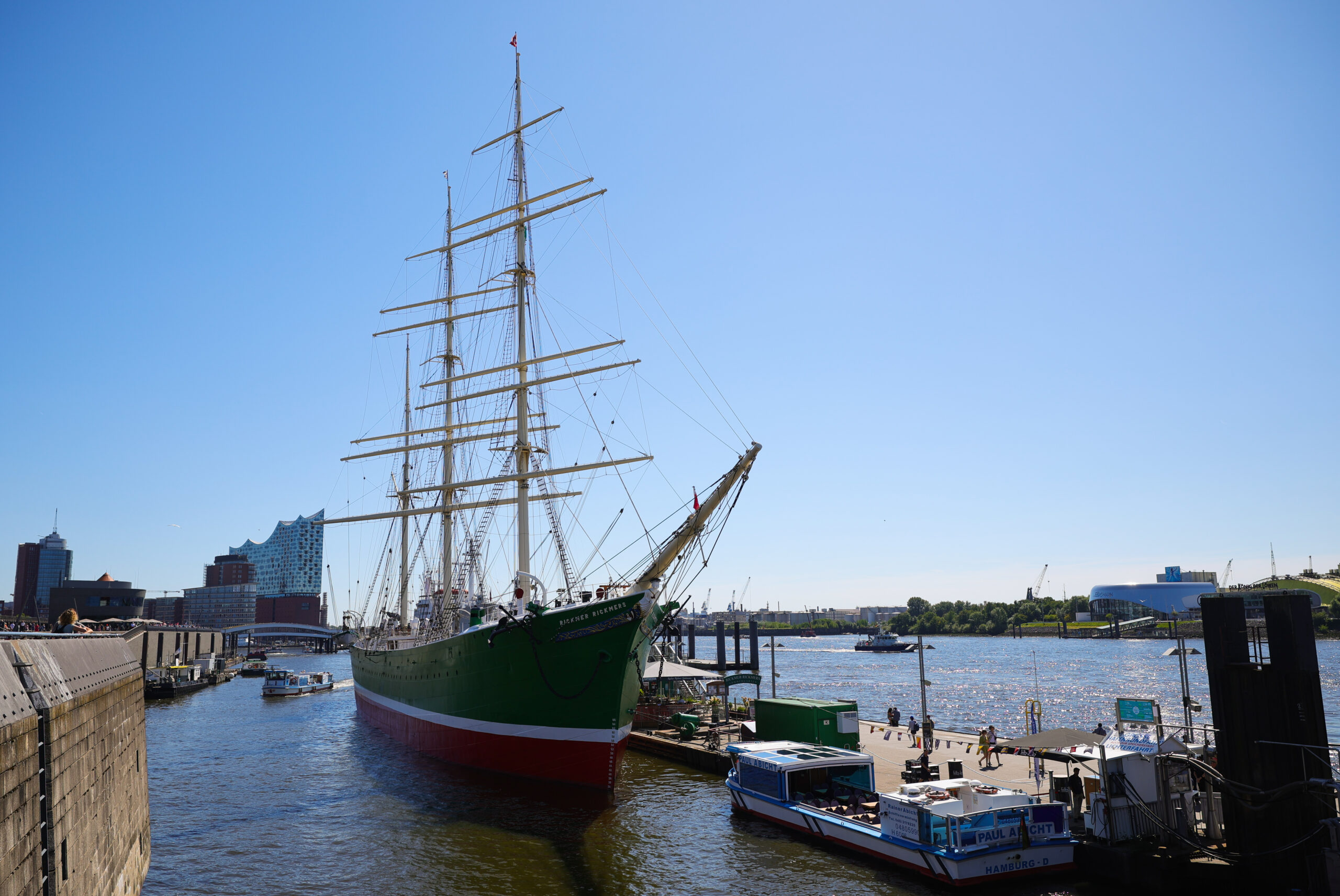 Das Museumsschiff „Rickmer Rickmers“ ist zurück an seinem Liegeplatz an den Landungsbrücken.