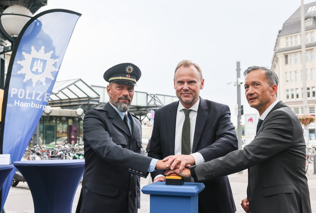 Innensenator Andy Grote (SPD, M), Falk Schnabel (r), Polizeipräsident Hamburg, und Christian Linkogel, Inspektionsleiter Bundespolizei, bei der symbolischen Inbetriebnahme neuer Überwachungskameras zur Videoüberwachung vor dem Hauptbahnhof am Hachmannplatz.