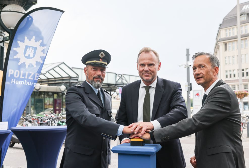 Innensenator Andy Grote (SPD, M.), Falk Schnabel (r.), Polizeipräsident Hamburg, und Christian Linkogel, Inspektionsleiter Bundespolizei, bei der symbolischen Inbetriebnahme neuer Überwachungskameras vor dem Hauptbahnhof am Hachmannplatz.