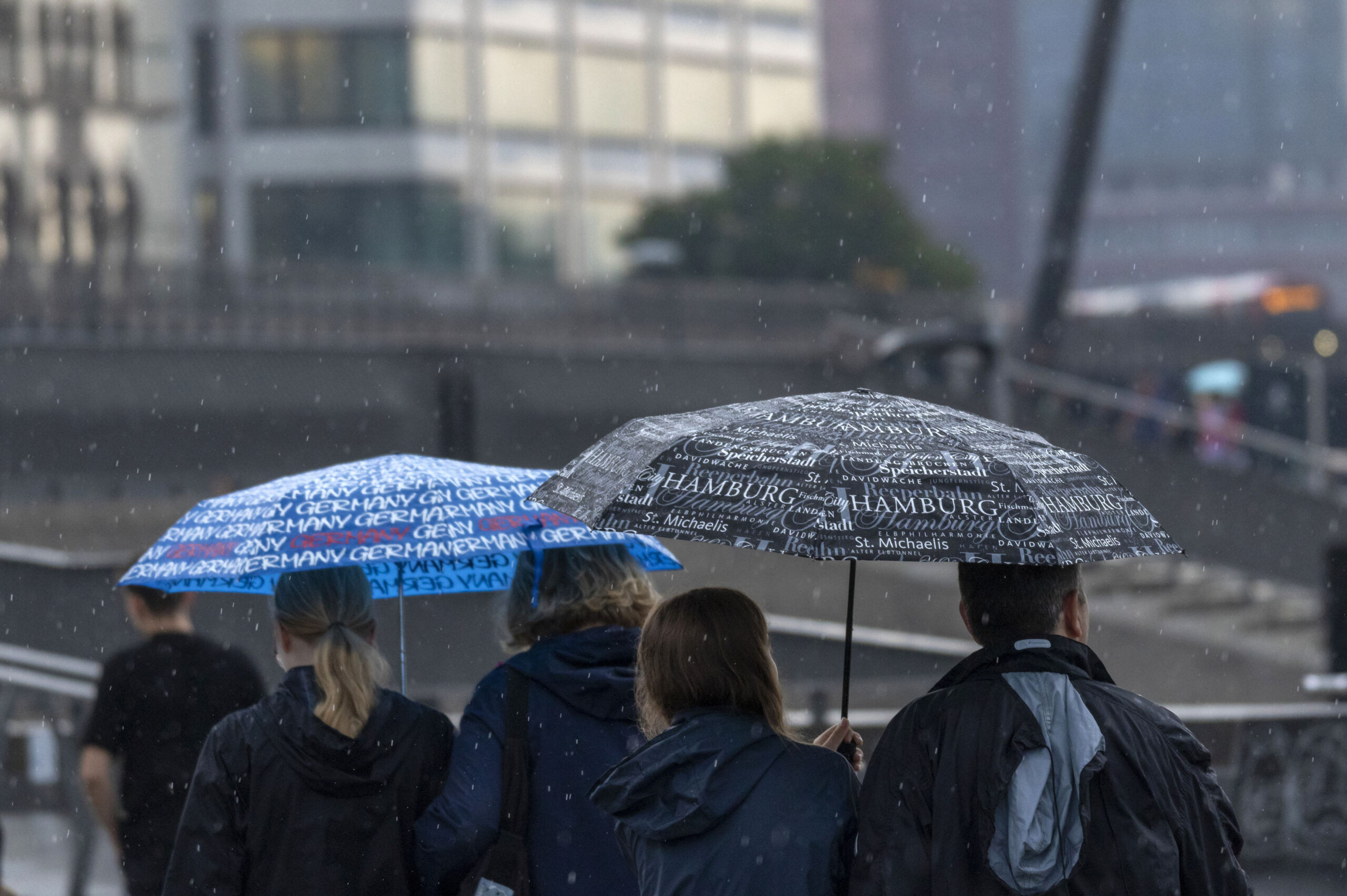 Am Mittwoch kommt es in Hamburg immer wieder zu Schauern und Gewittern.