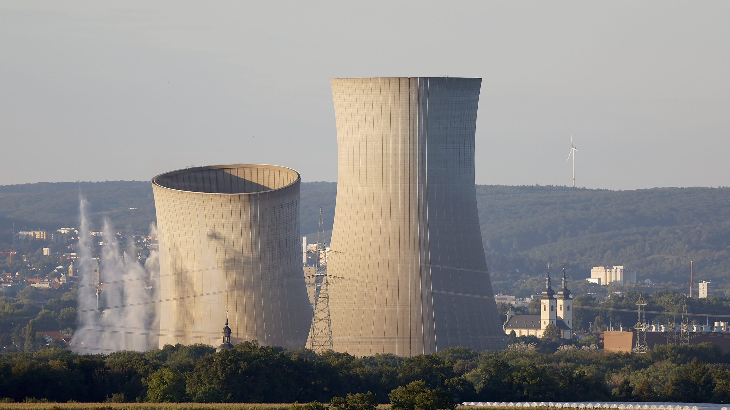 Sprengung der Kühltürme am Atomkraftwerk Grafenrheinfeld