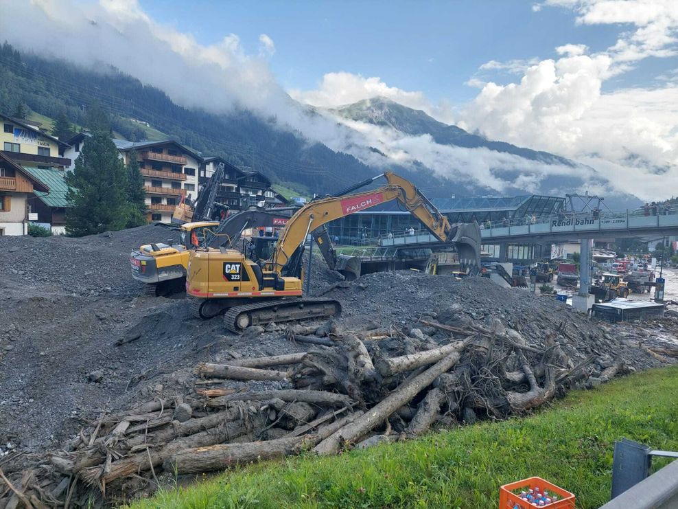 Aufräumarbeiten im hauptbetroffenen St. Anton am Arlberg (Bezirk Landeck)