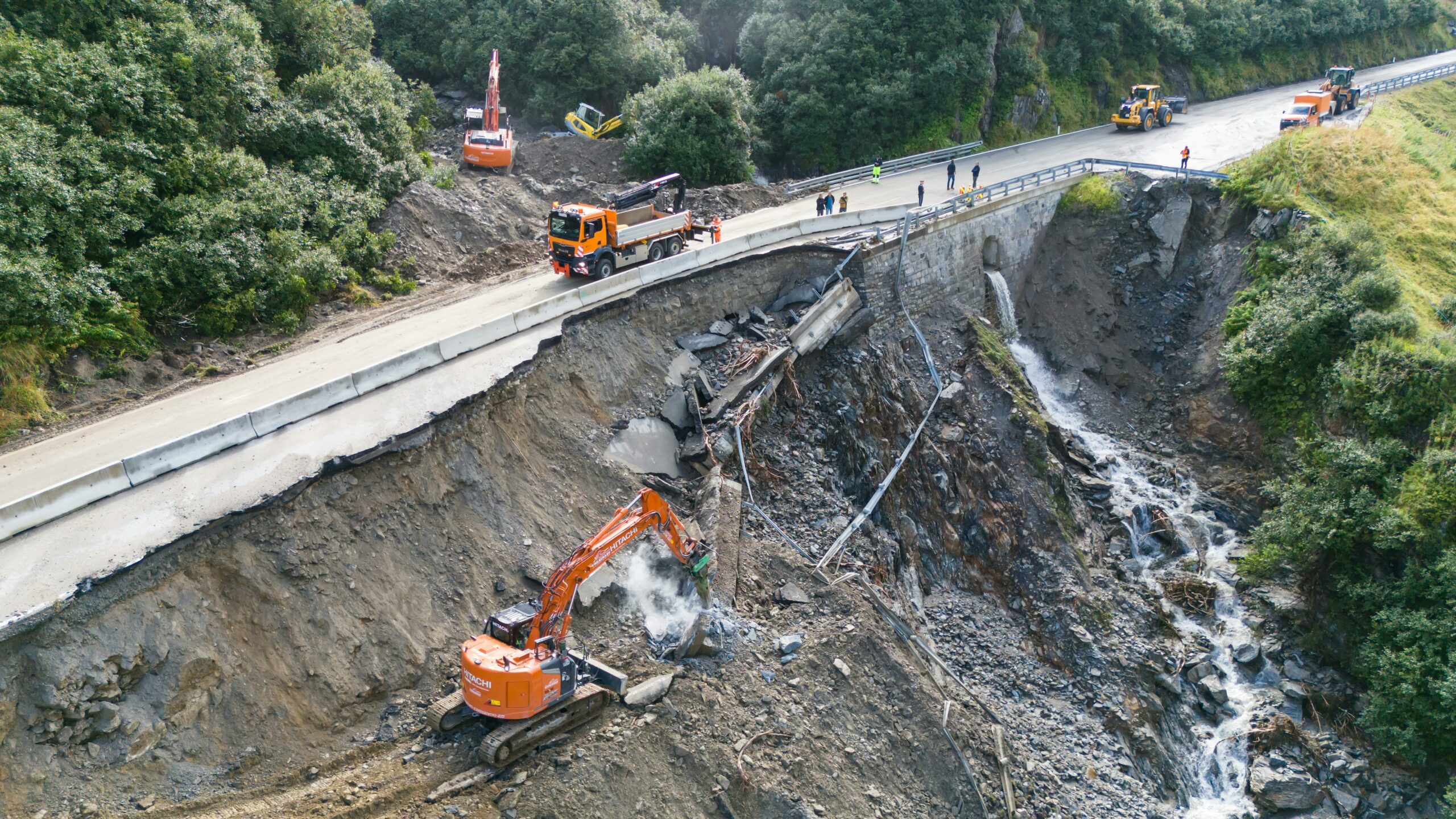 Ein Blick auf die Unwetterschäden und Aufräumarbeiten auf der Arlbergpassstraße in Klösterle.