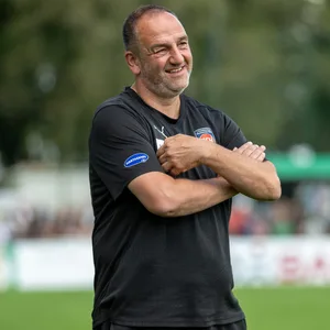 Frank Schmidt als Trainer an der Seitenlinie