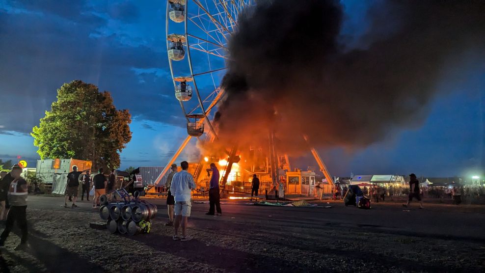 Auf beliebtem Festival: Riesenrad in Flammen – mehrere Verletzte