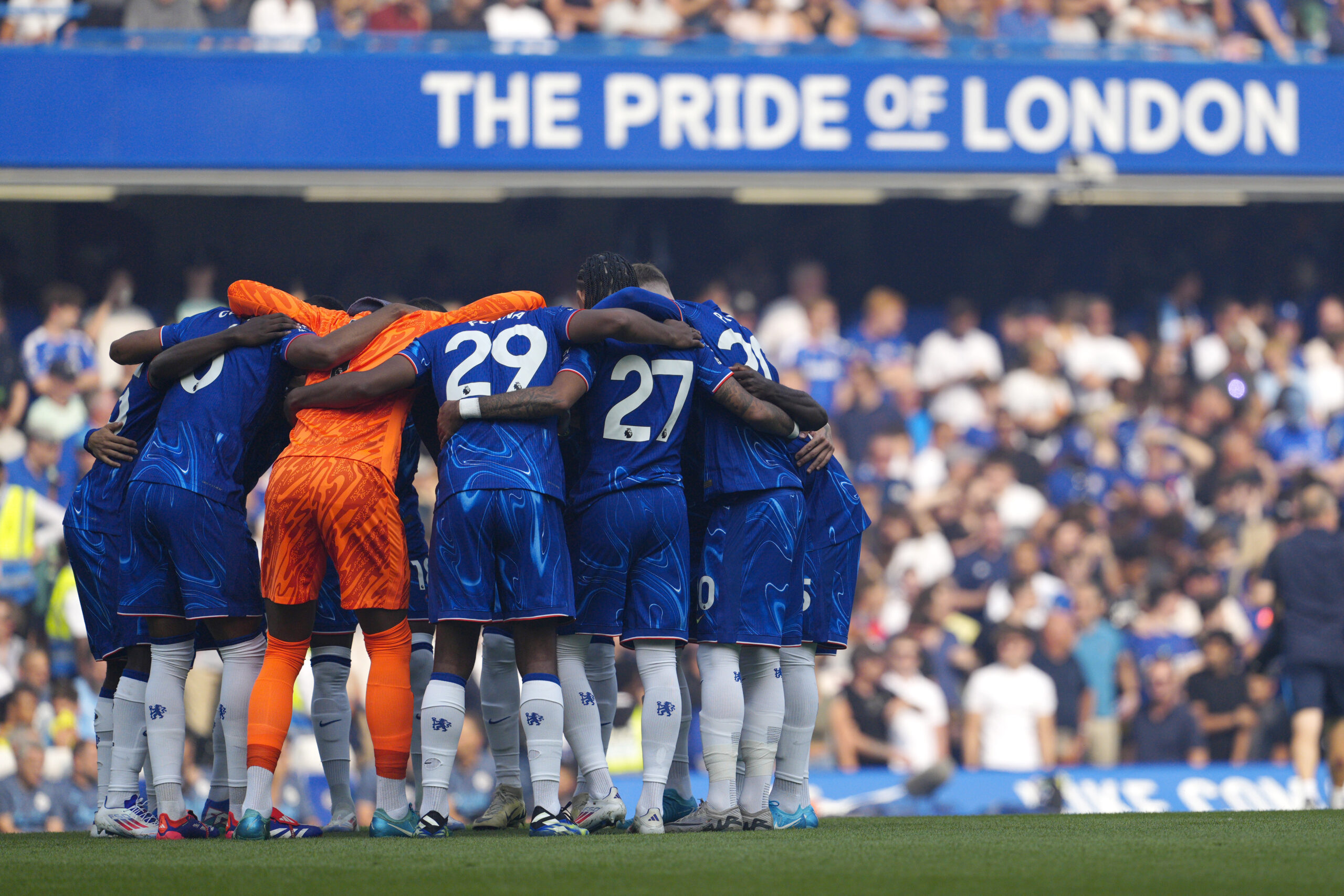 Spieler von Chelsea im Kreis vor dem Spiel gegen Manchester City