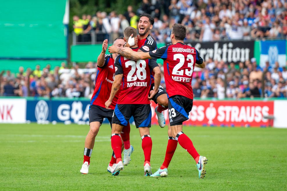 HSV-Profi Miro Muheim wird für sein Tor in Meppen gefeiert