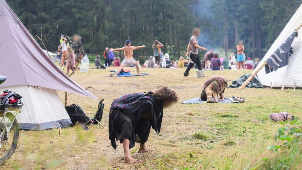 Polizei geht gegen riesiges Hippie-Camp im Harz vor