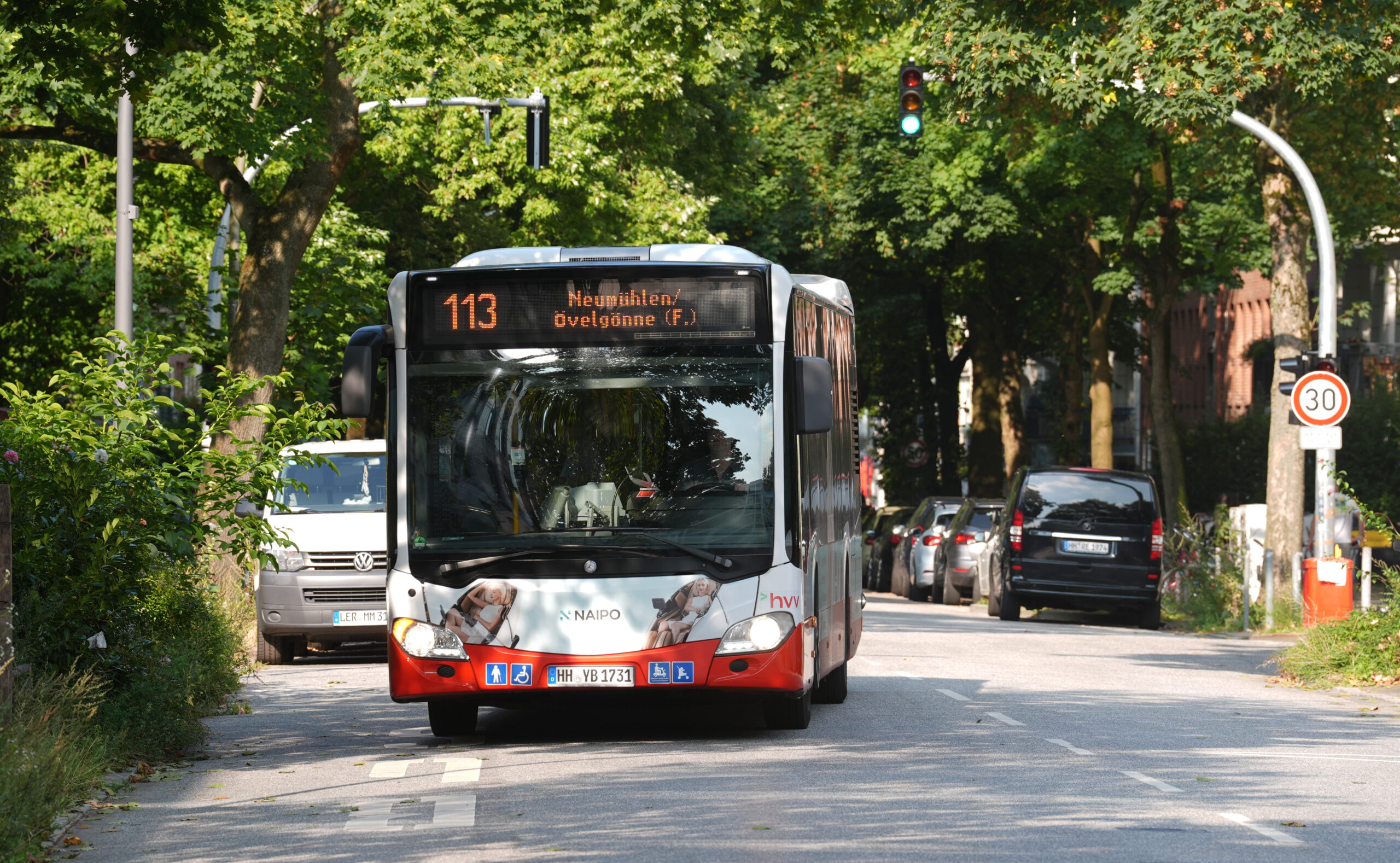 Ein Linienbus der Hochbahn AG fährt auf der Linie 113 durch den Stadtteil Eimsbüttel.