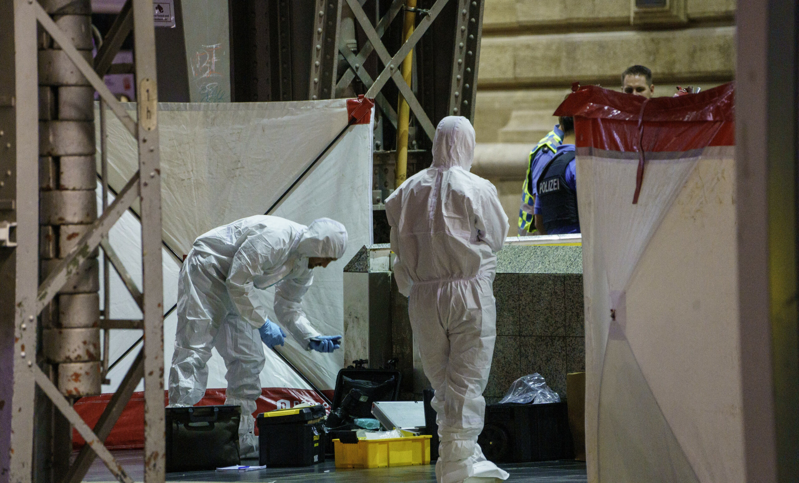 Die Spurensicherung war in der Nacht zum Mittwoch am Frankfurter Hauptbahnhof im Einsatz.