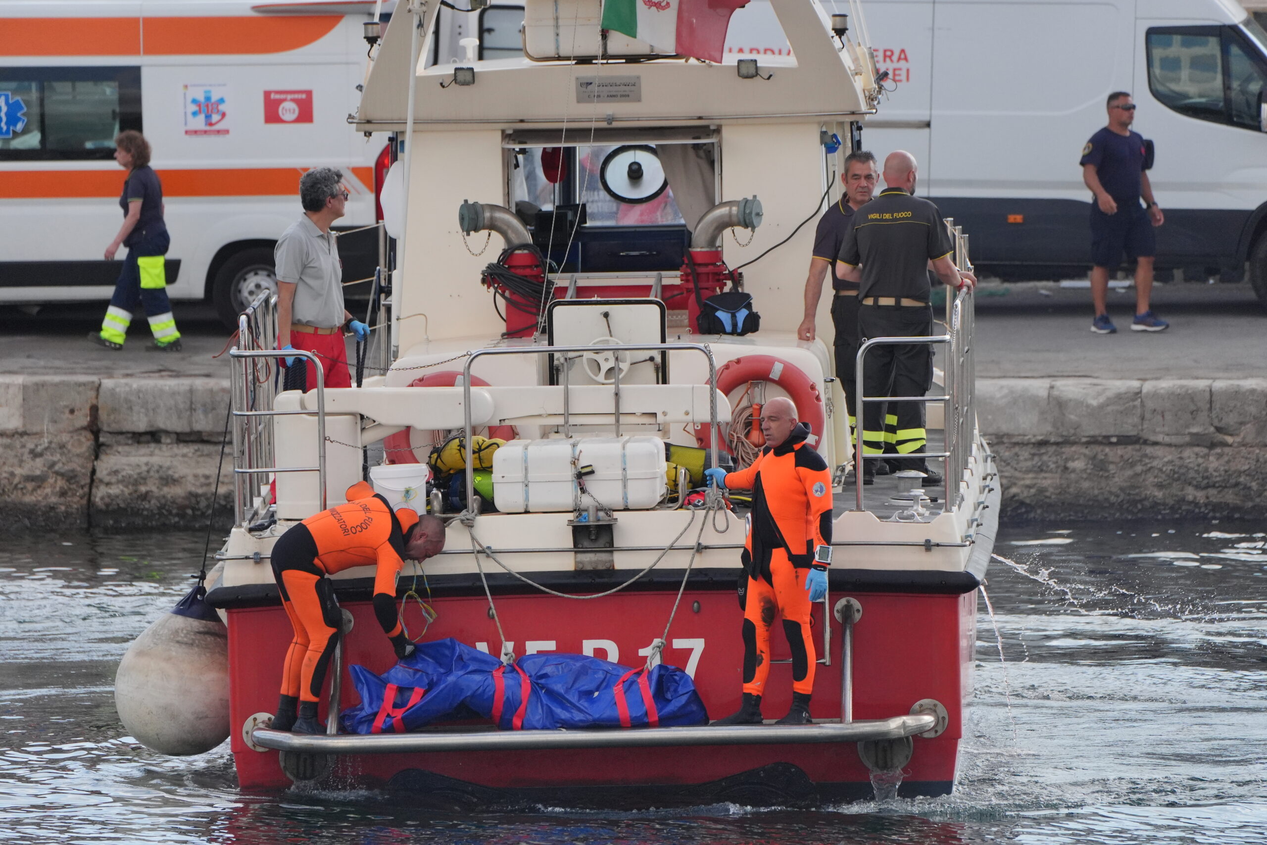 Menschen auf einem Rettungsboot