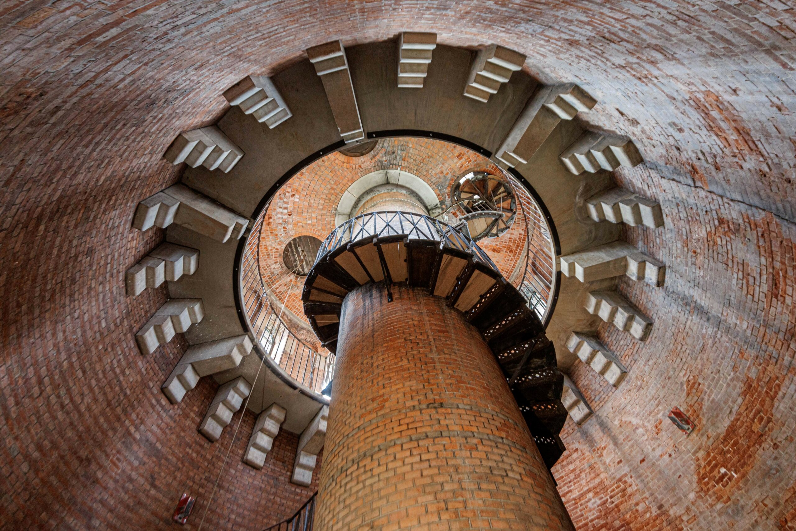 Blick von der Wendeltreppe des Technikturms nach oben auf das oberste Stockwerk.