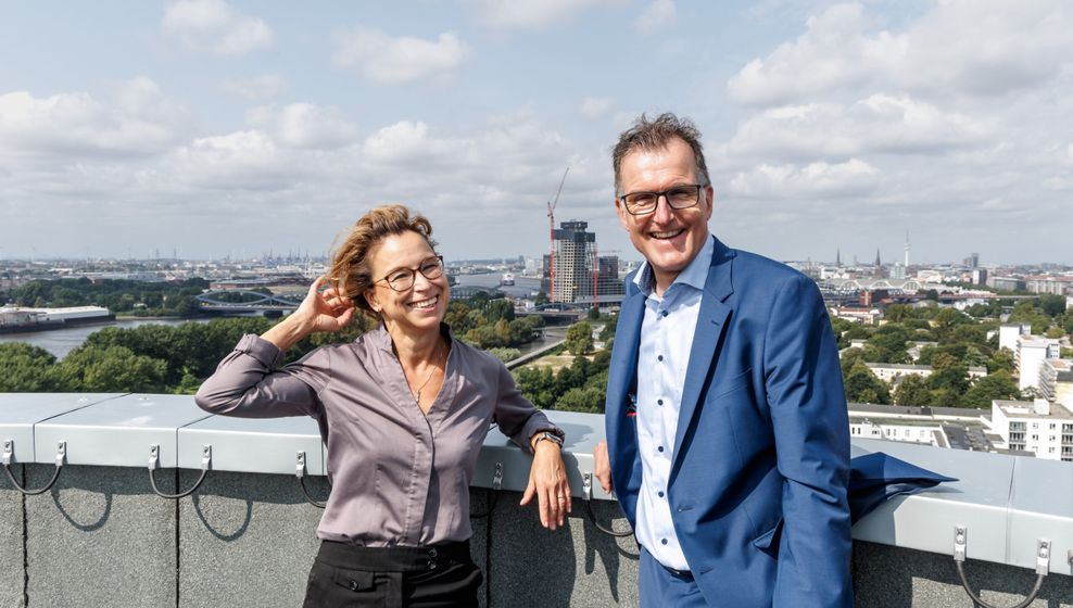 Bürgerschaftspräsidentin Carola Veit (SPD) und Hamburg Wasser Geschäftsführer Ingo Hannemann stehen auf dem Dach des Wasserturms.