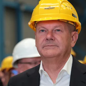 Bundeskanzler Olaf Scholz (SPD) am Donnerstag auf dem Gelände der Meyer Werft in Papenburg.