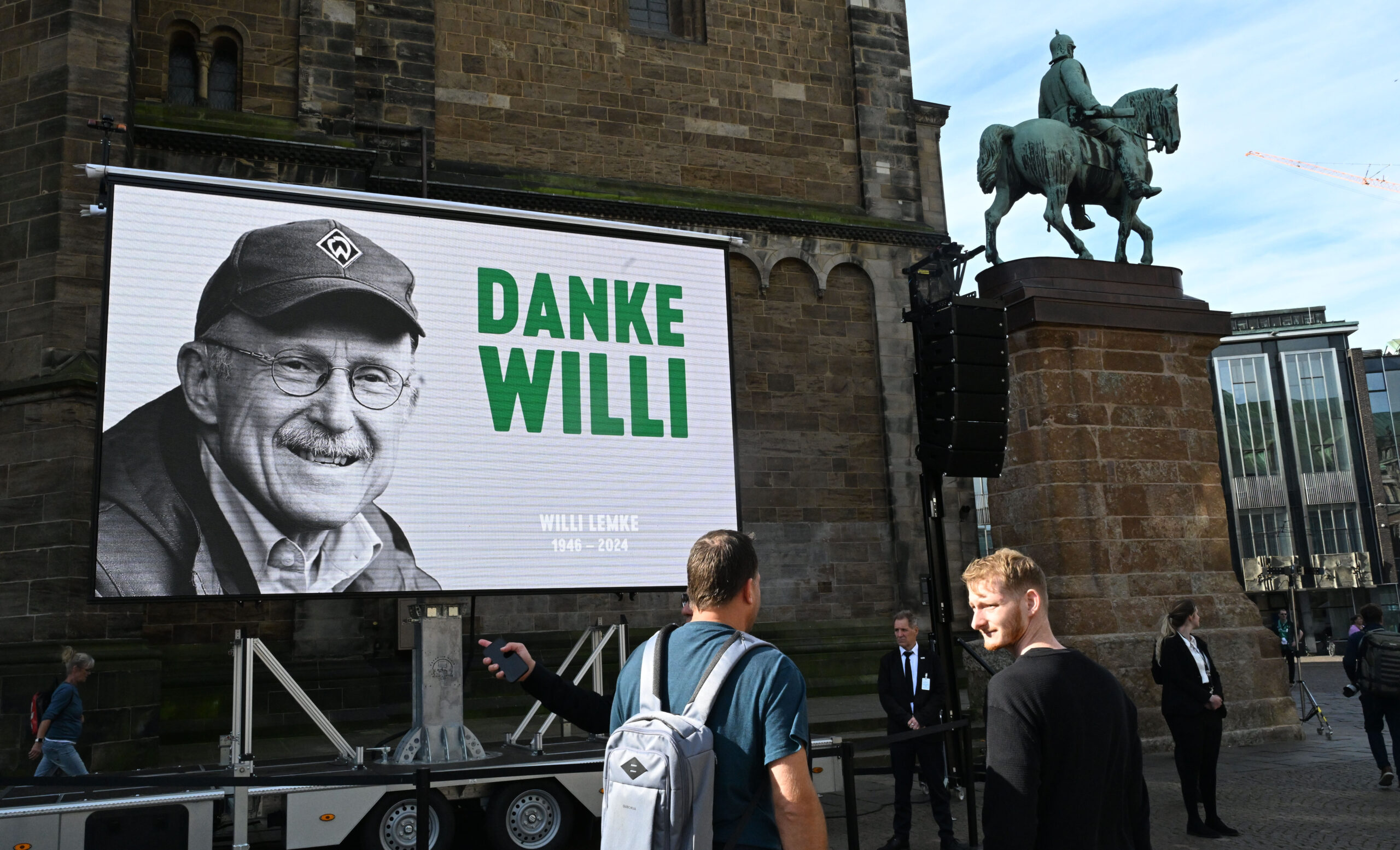 Gedenken an Willi Lemke vor dem Bremer Dom