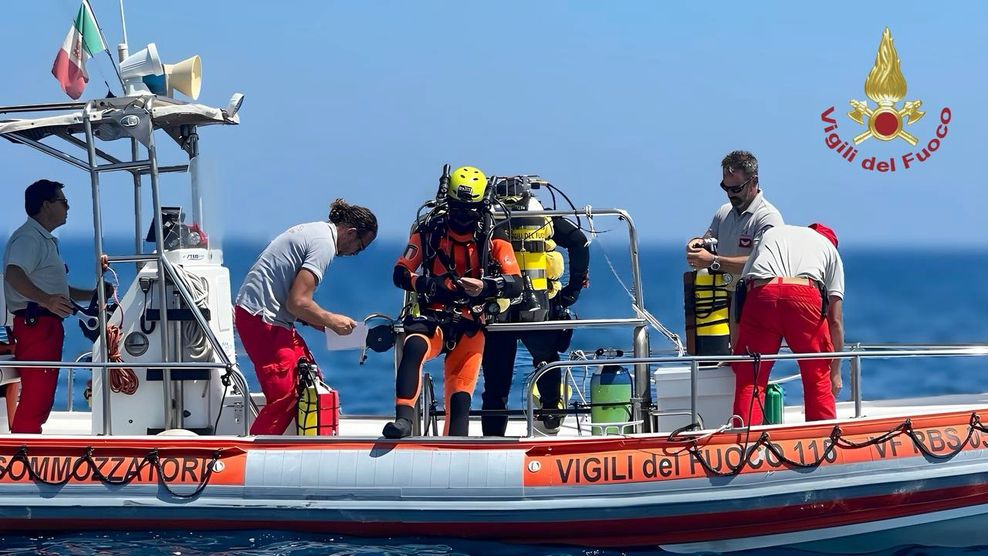 Ein Taucher der italienischen Feuerwehr macht sich auf einem Schlauchboot für einen Tauchgang bereit.