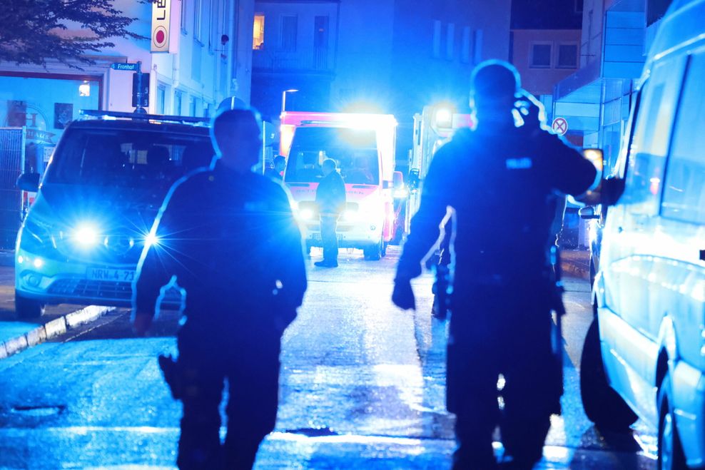 Solingen: Polizisten stehen in der Nähe des Einsatzortes. Bei einer Attacke auf der 650-Jahr-Feier der Stadt sind drei Menschen getötet worden, acht weitere wurden verletzt.